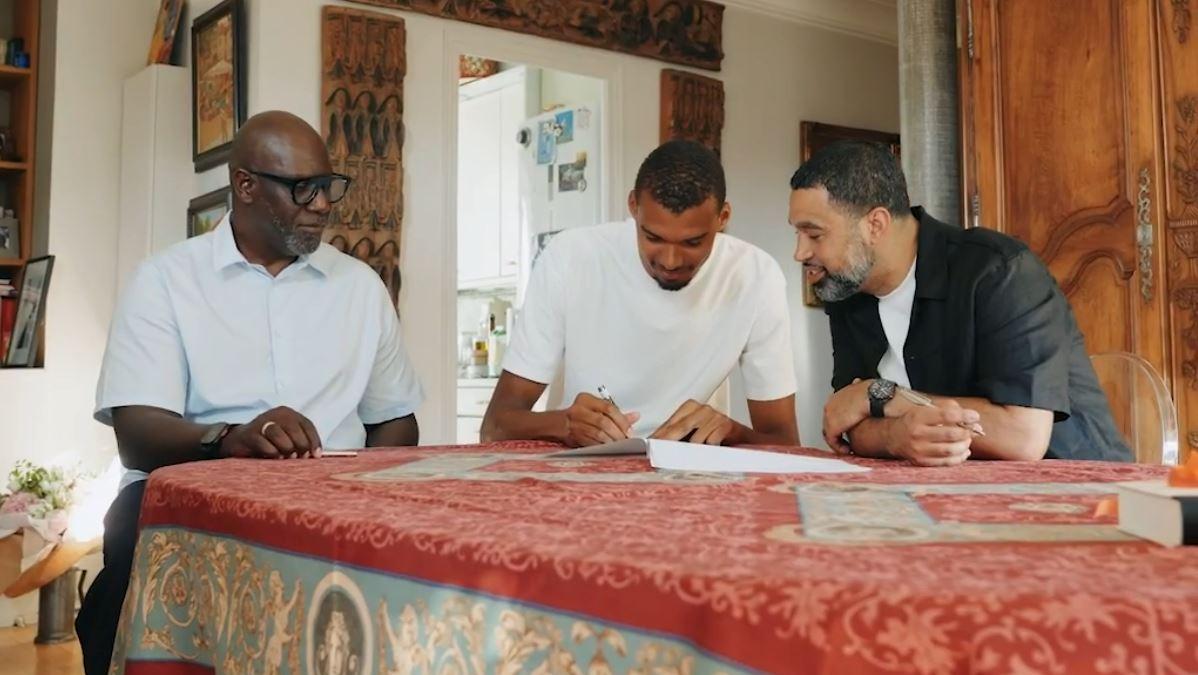 Tá no papel! Veja o momento da assinatura da renovação de contrato de Wembanyama