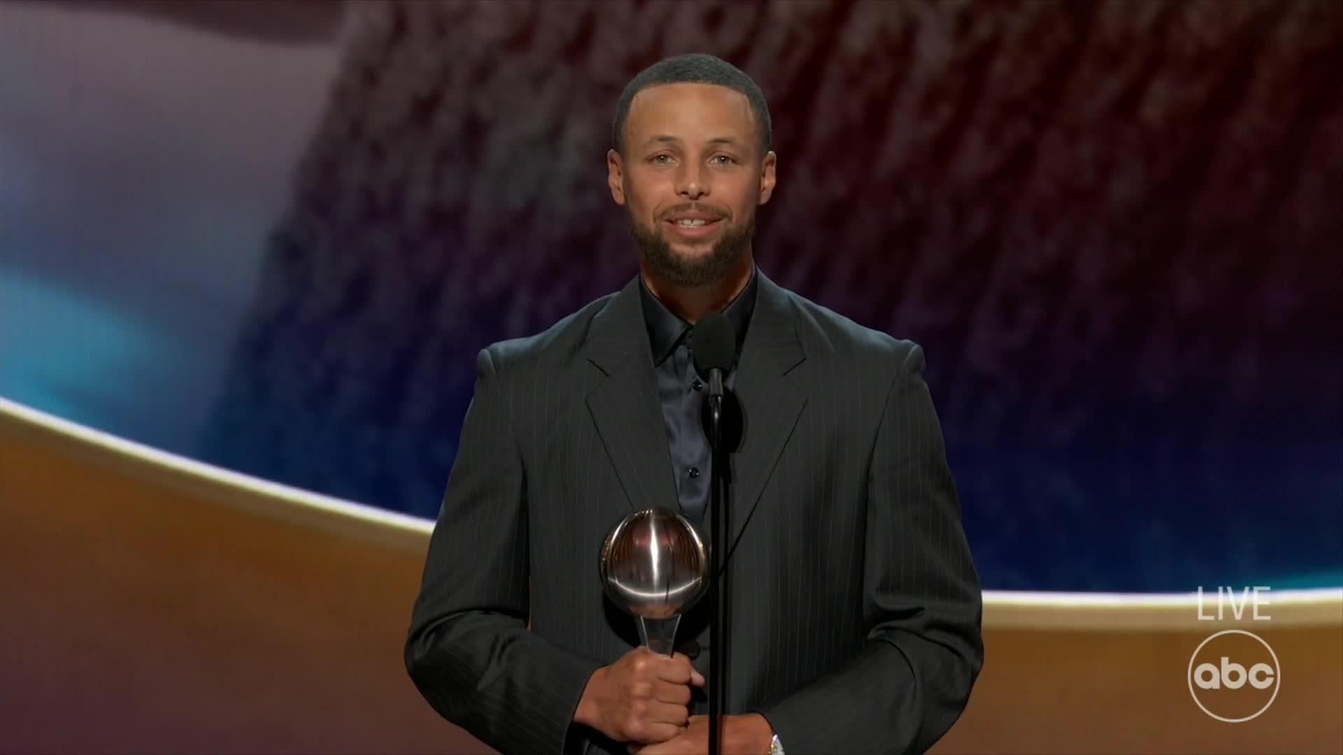 Steph Curry receives Muhammad Ali Sports Humanitarian Award