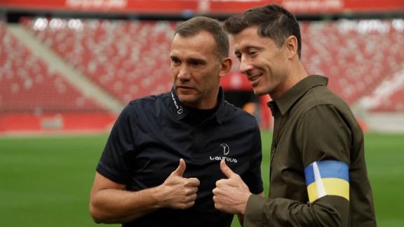 int_220920_Shevchenko_presents_Lewandowski_with_Ukraine_armband.jpg
