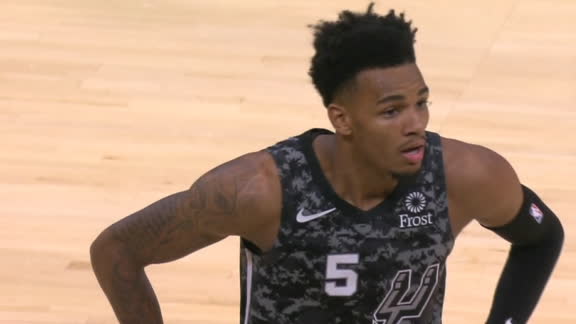 Spurs commit blunder on inbounds pass