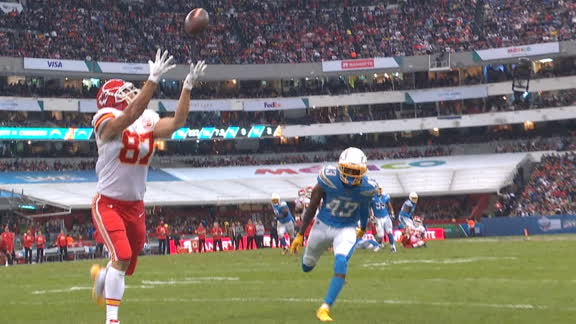 Mahomes connects with Kelce for 23-yard TD
