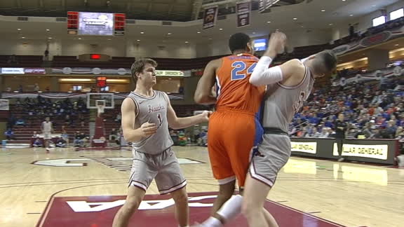 Blackshear ejected after throwing elbow