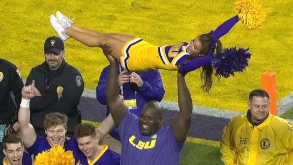 Shaq lifts cheerleaders during break