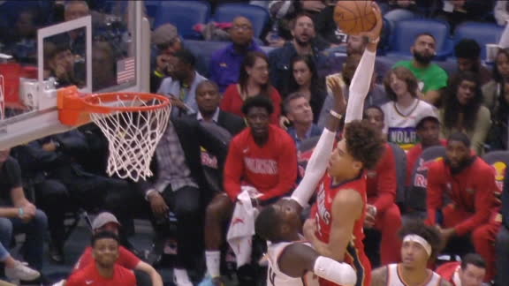 Hayes throws down dunk over Diallo