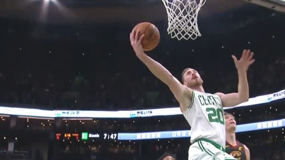 Brown bounces no-look pass to Hayward