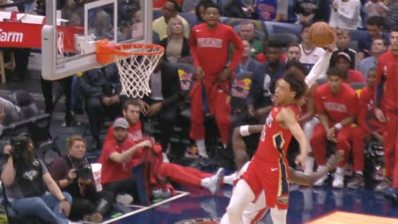 Hayes soars for thunderous tomahawk slam