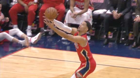 Lonzo launches touchdown pass to Hart