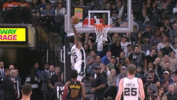 San Antonio crowd erupts after Murray throws down hammer