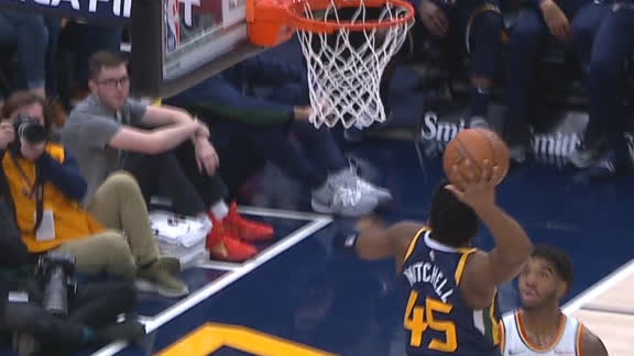 Mitchell shakes Lee, smashes tomahawk slam