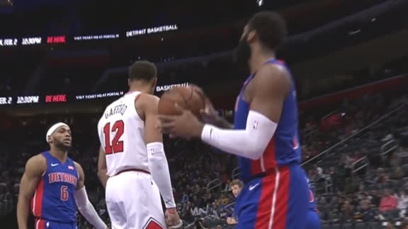 Drummond ejected after throwing ball at Gafford