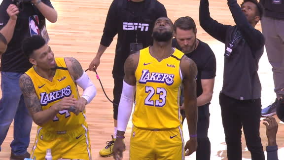 Green gets in on LeBron's chalk toss
