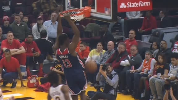 Thomas feeds Bryant for wide-open flush