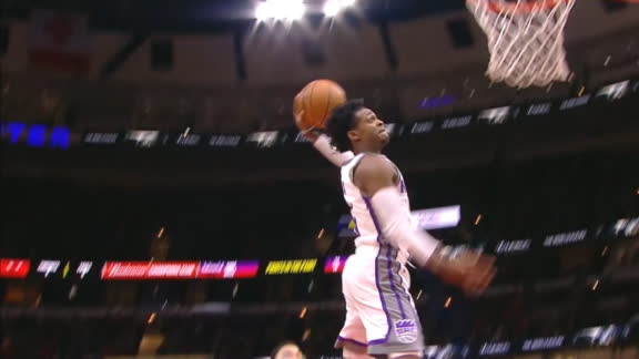 De'Aaron Fox makes 1-foot dunk