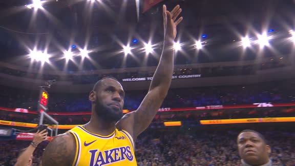 LeBron receives standing ovation after passing Kobe