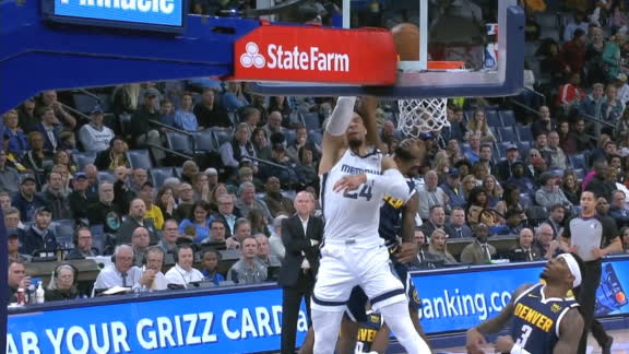 Brooks rises for Statue of Liberty slam