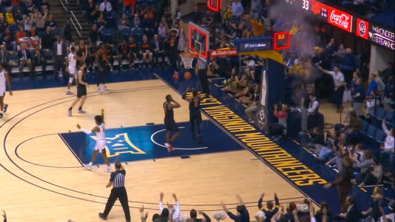 Haley beats the 1st-half buzzer with corner 3