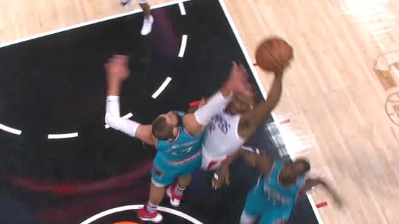 Kawhi throws down one-handed jam