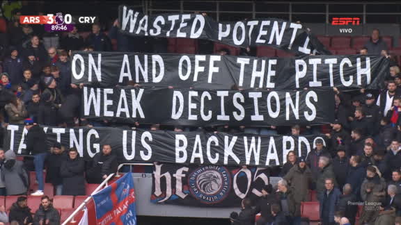 Torcida do Crystal Palace, um dos times de John Textor, faz protesto  durante partida contra o Arsenal; ENTENDA - ESPN Video