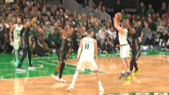 Kristaps Porzingis and Payton Pritchard sink 3-pointers on back-to-back possessions for the Celtics in the fourth quarter.