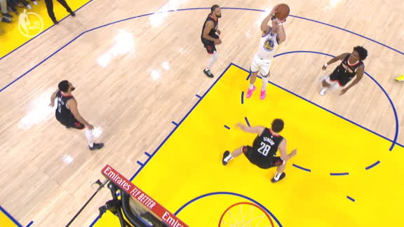 Brandin Podziemski comes off a screen and knocks down a Warriors jump shot.