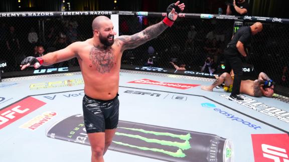 Josh Hokit wobbles opponent with a flurry of punches in TKO win