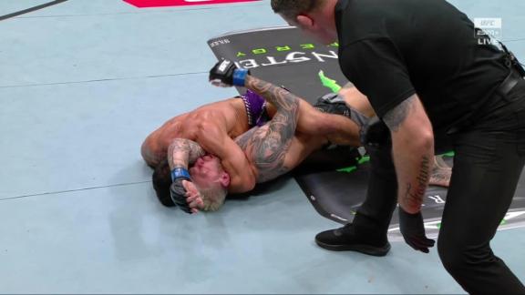 Arman Tsarukyan submits Dan Hooker in the 2nd round