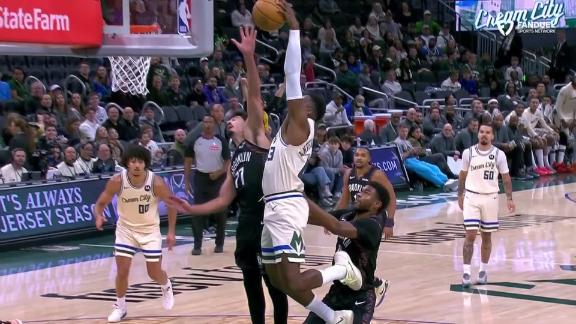 Giannis hyped after Thanasis' filthy dagger slam