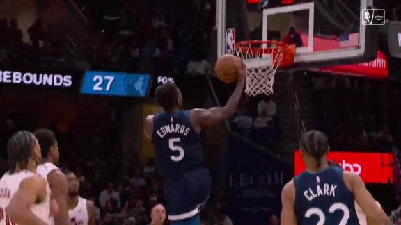 Wolves and Cavs trade consecutive baskets in the 3rd quarter