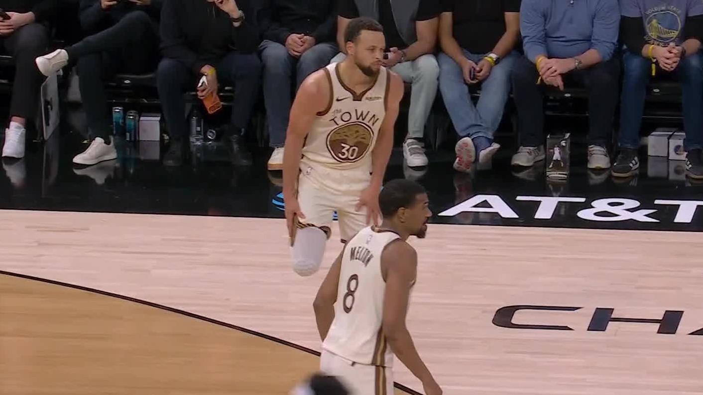 Steph Curry appears to injure his knee in the third quarter of the Warriors' game vs. the Pistons. 