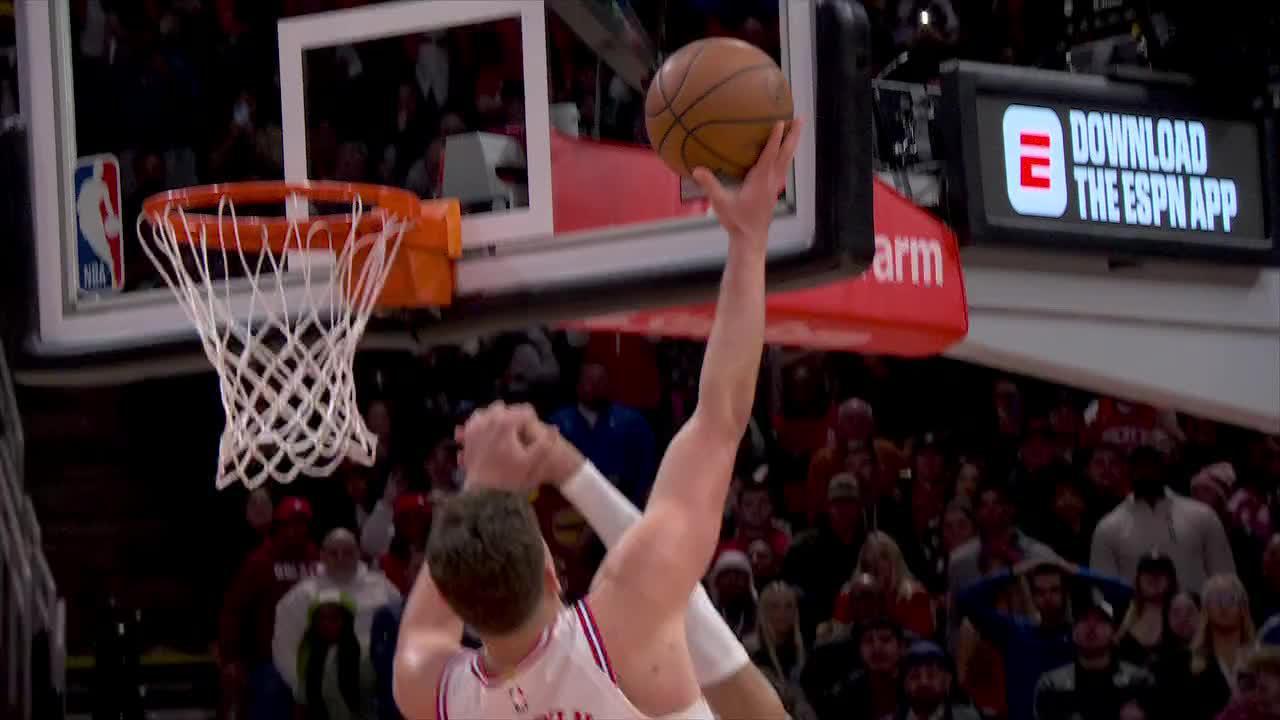 Alperen Sengun puts the Rockets ahead with 28.6 seconds left with a layup over Max Christie.