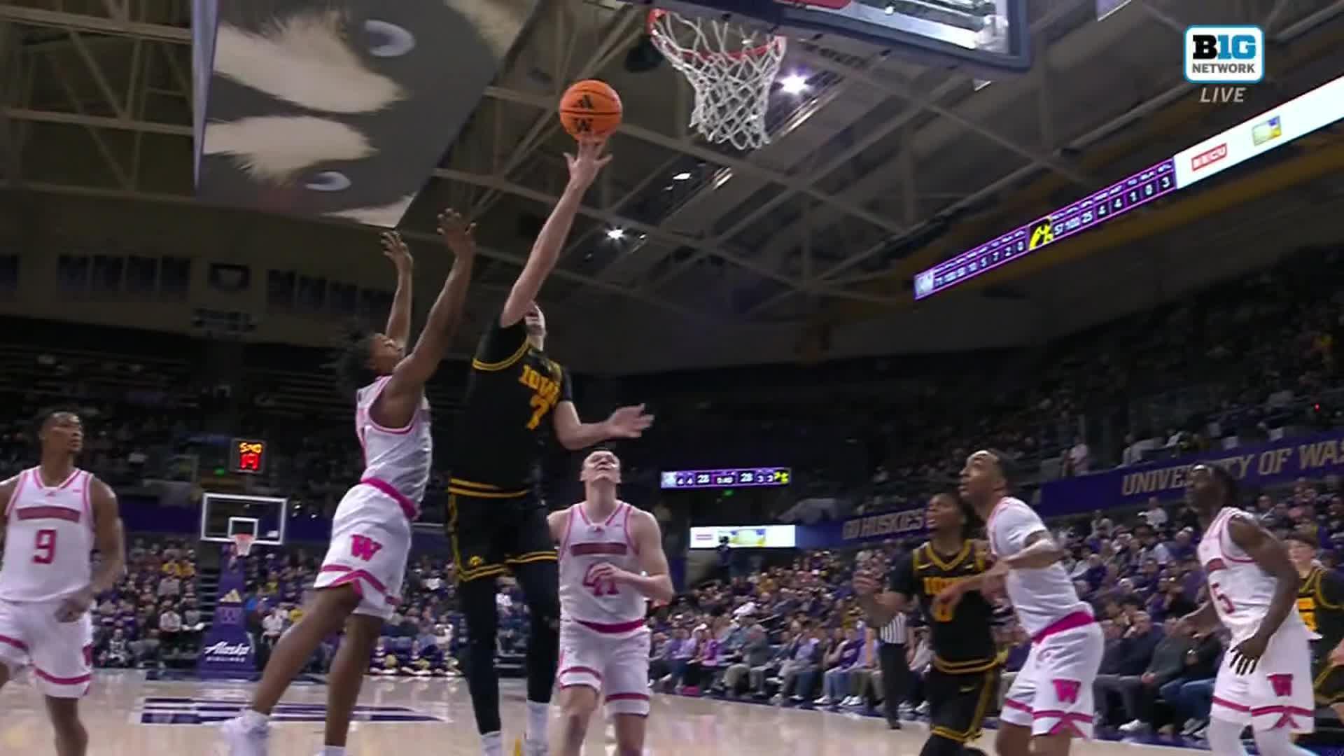 NCAA: Huskies vs Hawkeyes