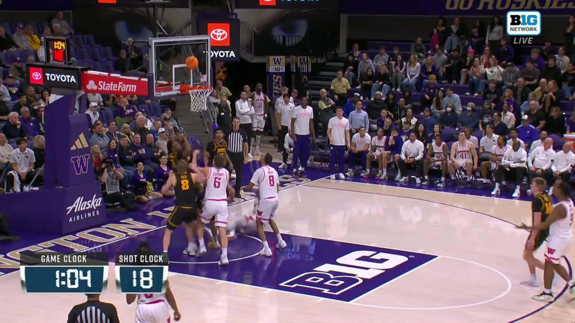 NCAA: Huskies vs Hawkeyes