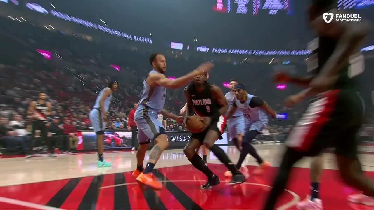 Jerami Grant makes a nice move to the rim and gets it to go.