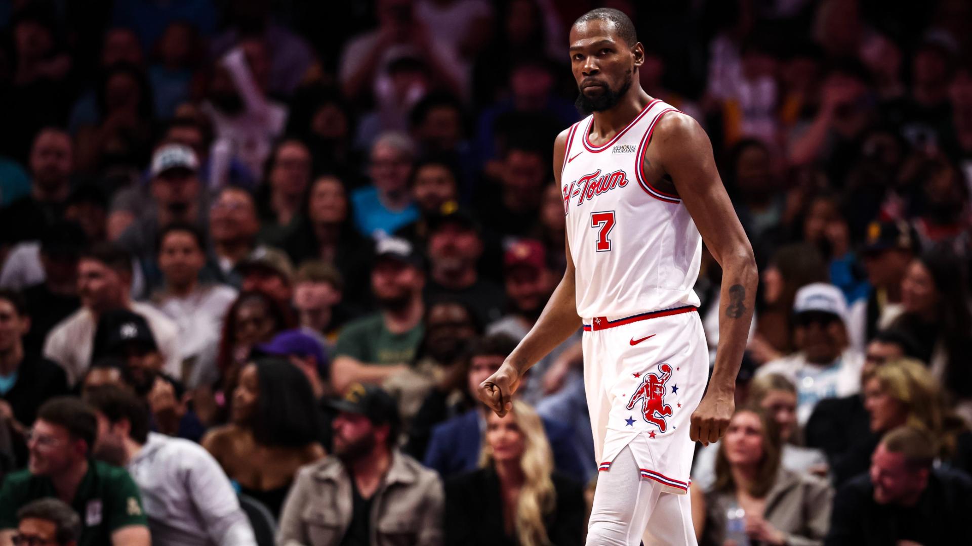 Kevin Durant scores 35 points in a win over the Hornets.