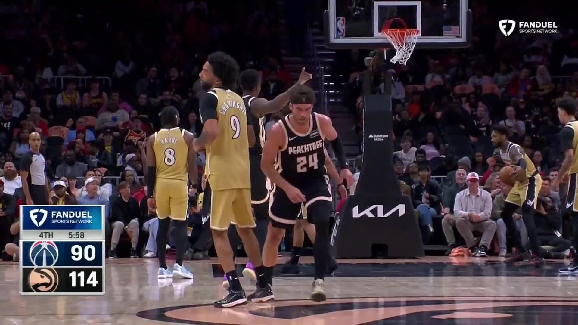 Corey Kispert knocks down the 3-pointer