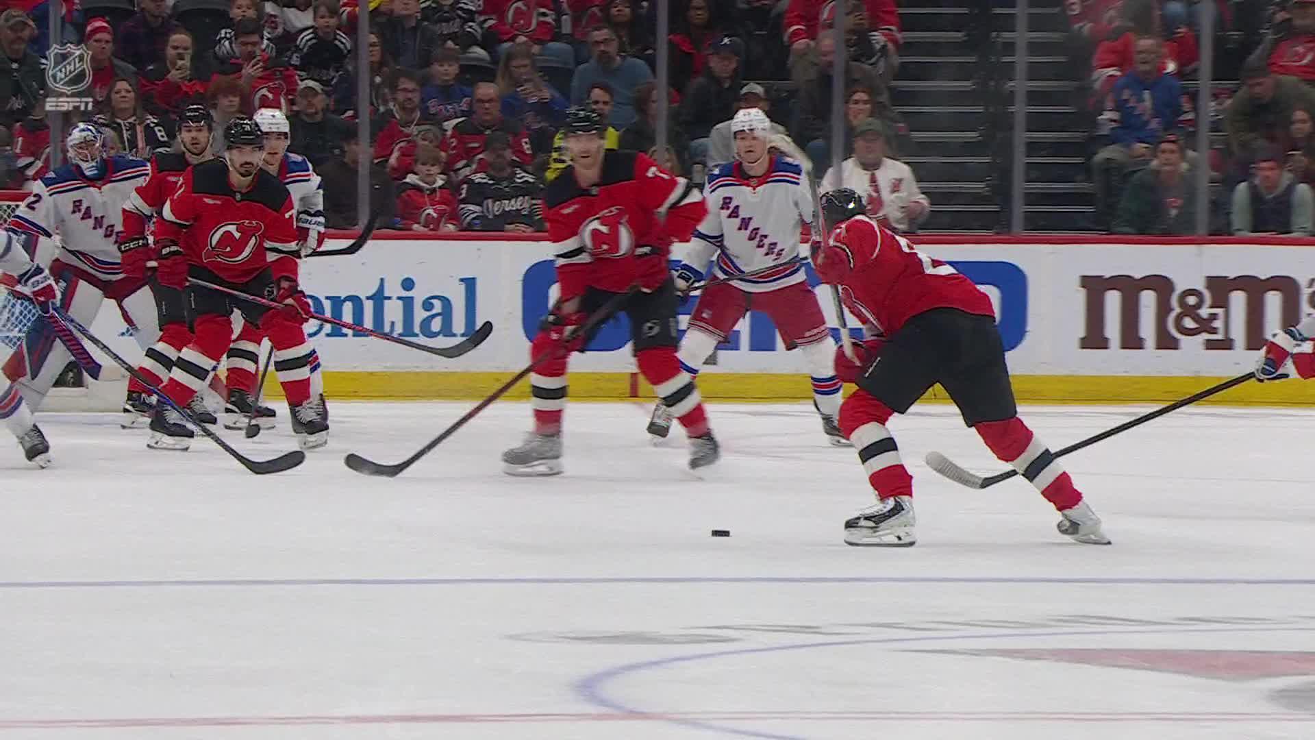 Schematyczne przedstawienie interfejsu aplikacji mobilnej z nałożonymi ścieżkami danych i punktami decyzyjnymi użytkownika