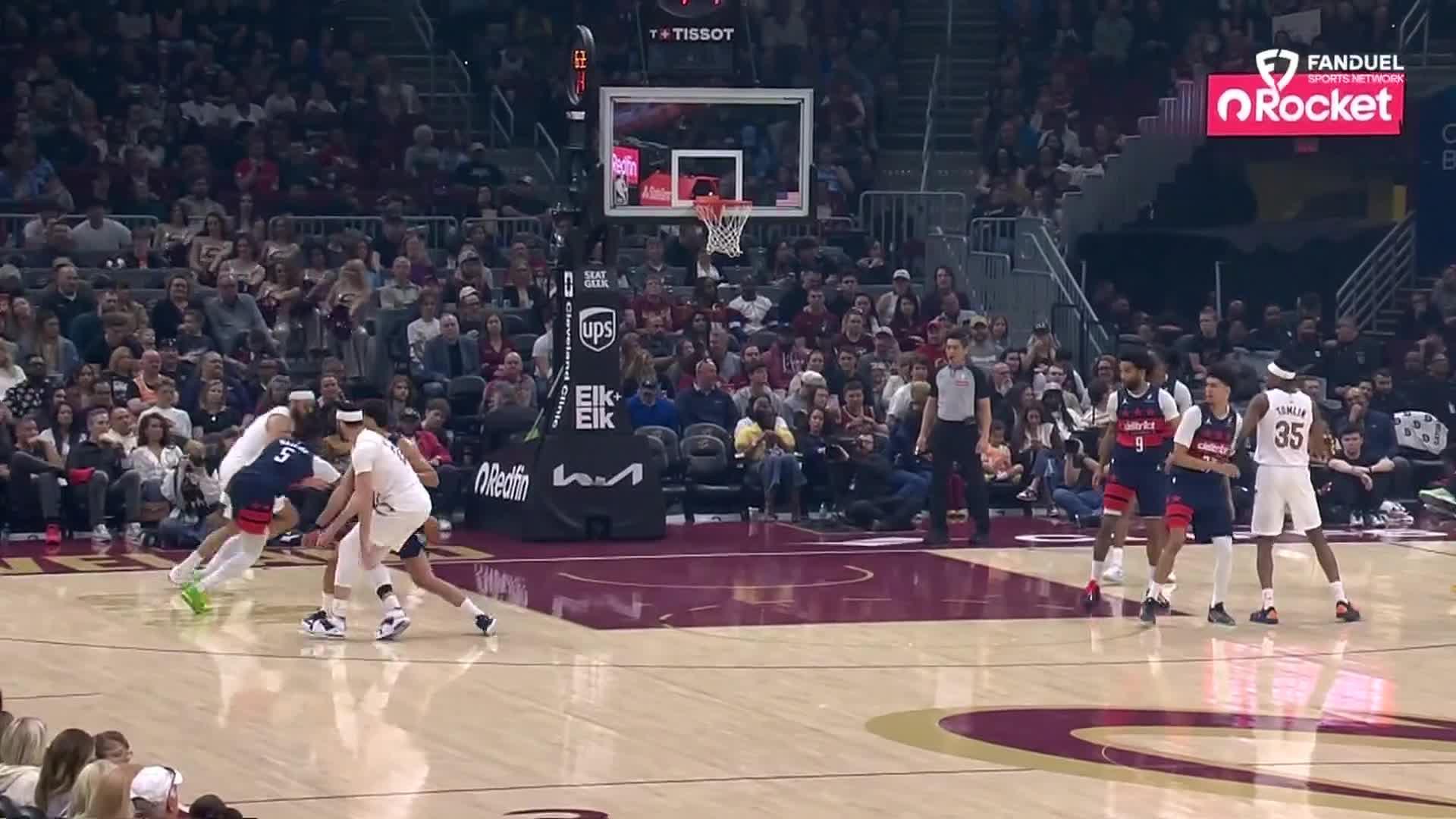 Max Strus throws down big jam vs. Washington Wizards