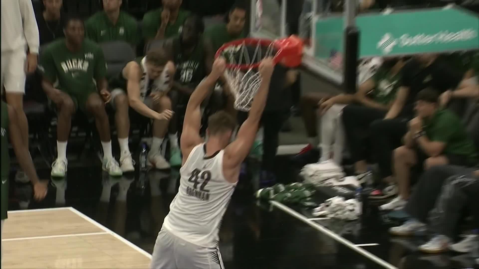 Duke Brennan Enciende la Cancha con un Mate Espectacular Contra los Bucks