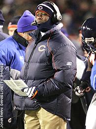 Chicago Bears head coach Lovie Smith (L) and Indianapolis Colts