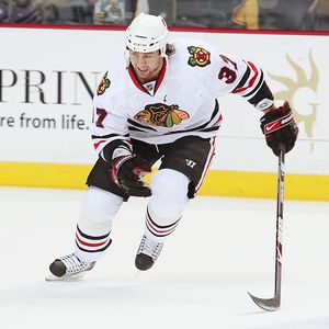 Blackhawks right-winger Adam Burish out six months due to knee injury - The  Hockey News