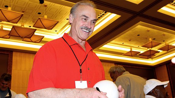 Rocky Bleier, ex-Pittsburgh Steeler, visits Wisconsin Veterans Village