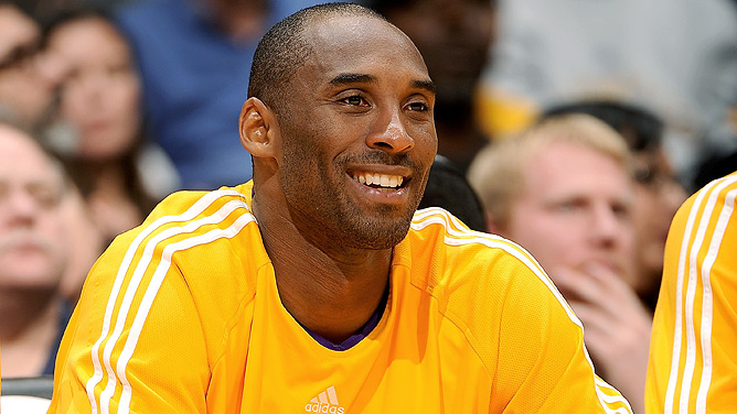 Kobe Bryant of the Los Angeles Lakers holds the Larry O'Brian trophy  News Photo - Getty Images