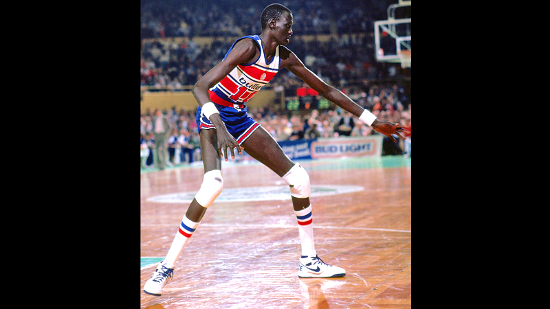 A tribute to Manute Bol, a giant legend of the NBA - Sportindepth