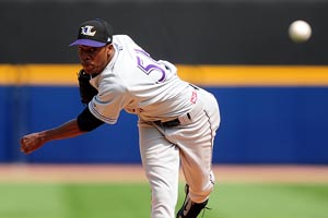 Chapman returns to Reds' clubhouse