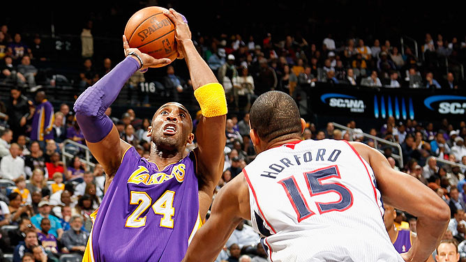 Kobe Bryant of the Los Angeles Lakers shoots a free throw against the  News Photo - Getty Images