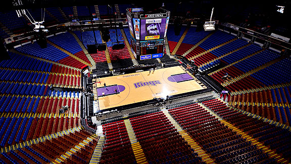 Lakers fans sit in Maloofs' seats at Sacramento Kings home game (Picture)