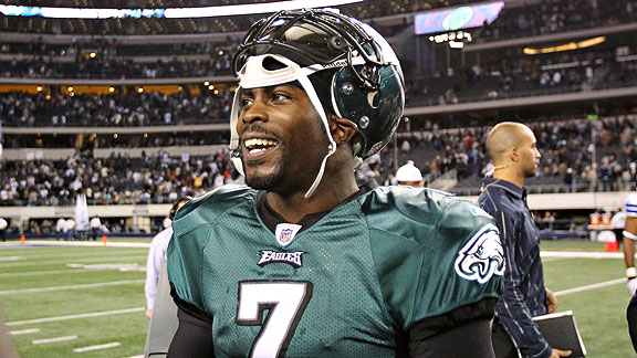 Philadelphia Eagles quarterback Michael Vick (7) warms up prior to