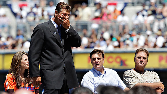 MLB Notes: San Diego Padres retire Hoffman's 51