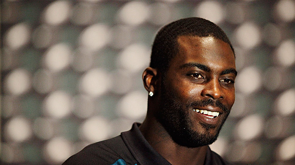 Vick agrees to 10-year deal worth more than $100 million