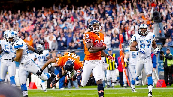 Chicago Bears wide receiver Devin Hester (23) carries the ball against the  Cleveland Browns in the